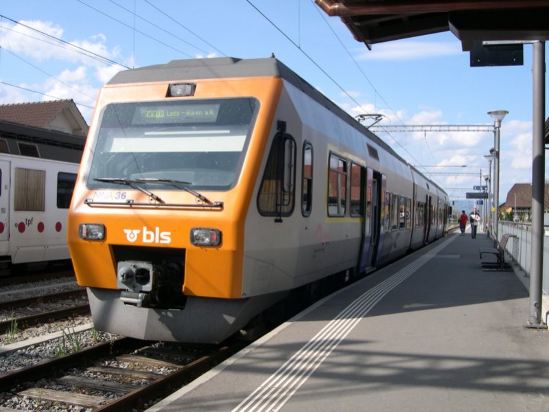 Quer durch die Schweiz 2008 - Dieser, etwas seltsam aussehende NINA der BLS trgt eine Werbelackierung fr das Zentrum Paul Klee in Bern. In Krze wird er als Regionalzug nach Bren an der Aare aufbrechen. Kerzers, 02.05.2008.