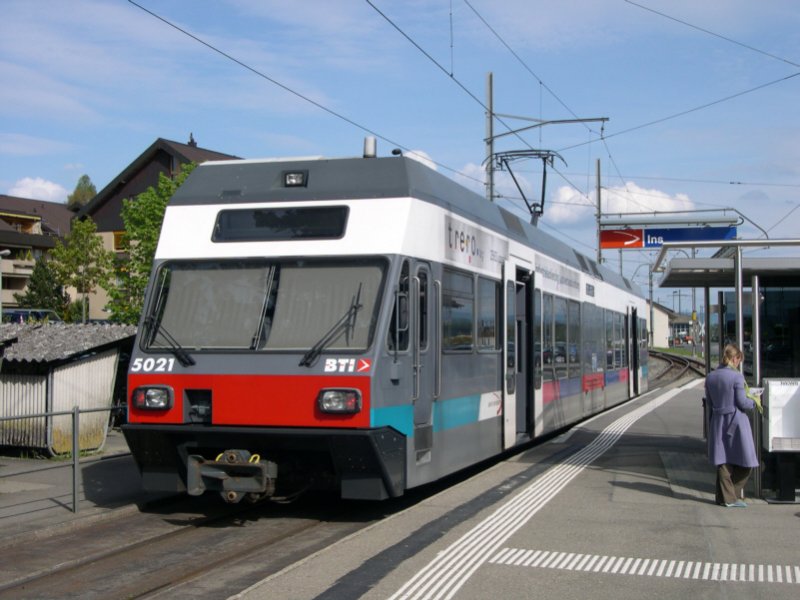 Quer durch die Schweiz 2008 - Am Bahnhofsplatz zu Ins (auf franzsisch Anet) wartet Triebwagen 5021 der Biel-Tuffelen-Ins Bahn (BTI) am 02.05.2008 auf Fahrgste. Heute gehrt diese Bahn zum Verbund Aare Seeland mobil (ASm). Die Stationsschilder wurden schon angepasst, der Triebwagen trgt aber noch die BTI-Lackierung.