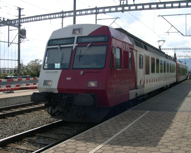 Quer durch die Schweiz 2008 - Auch bei Privatbahnen werden noch fleiig NPZ´s eingesetzt. So auch bei der TPF die unter anderem den regionalverkehr auf der Strecke Neuenburg-Ins-Murten betreibt. Steuerwagen 182 fhrt am 02.05.2008 den R 5467 neuenburg-Freiburg die dreiteilige Komposition an. Auch ist bereits ein neuer Niederflurwagen eingereit. In der Schweiz mssen demnchst alle ffentlichen Verkehrsmittel behindertengerecht ausgestattet sein.