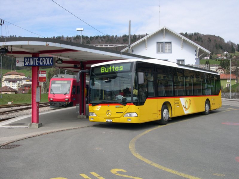 Quer durch die Schweiz 2008 - In Sainte Croix wird das Zusammenspiel von Bahn und Bus in der Schweiz sichtbar. Nur einen Hpfer vom Bahnsteig steht der Bus zur Weiterfahrt bereit. Be 2/6 2001 hat allerdings am 03.05.2008 nur 3 Fahrgste fr den Bus in Richtung Buttes mitgebracht.