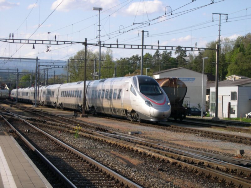 Quer durch die Schweiz 2008 - Unsere heutige Rundfahrt mit Bahn, Bus und Schiff von Twann ber Biel, anschlieender Wanderung nach Twann, Schiffahrt nach Erlach, Bus nach Ins, und mit dem Zug weiter ber Kerzers, Bren, Lyss und Biel wieder nach Twann beschlieen wir mit diesem Foto. 
Der Testzug des neuen ETR 610  Cisalpino  stattet der Kleinstadt Lyss am 02.05.2008 einen Besuch ab. Leider aber etwas unfotogen geparkt, aber trotzdem zog er alle Blicke auf sich.