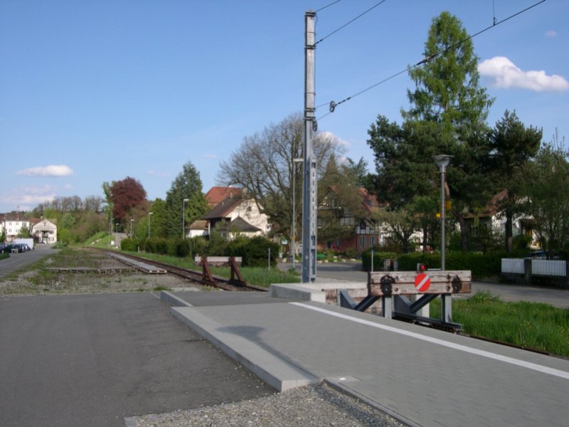 Quer durch die Schweiz 2008 - Ja wie denn nun? Stellt sich die Frage der seltsamen Konfiguration von Prellbcken dem erstaunten Besucher von Bren an der Aare. 
Der Abschluss im Vordergrund bedeutet das Ende fr die Regionalzge aus Kerzers, der im Hintergrund das ebensolche fr allfllige Zge aus Solothurn, sofern es denn noch welche gibt. Der Holzbahnsteig lsst zumindest auf unregelmge Extrafahrten schlieen. Bren am 02.05.2008 