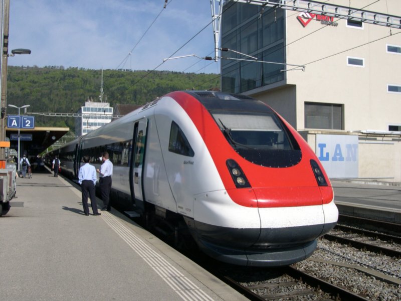 Quer durch die Schweiz 2008 - Noch ein kurzes Schwtzchen unter Kollegen whrend in Biel auf den Anschluss aus Genf gewartet wird. IC 1619, am 04.05.2008 gebildet aus dem Triebwagen 500 116-9  Alice Riverz , bt sich derweil in Geduld. Wir benutzen diesen Zug bis Delsberg. Fr die der franzsischen Sprache mchtigen auch gern Delemont.
