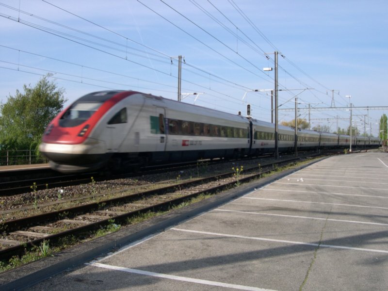 Quer durch die Schweiz 2008 - Am frhen Morgen des 04.05.2008 durcheilt eine Sologarnitur ICN den kleinen Ort Twann am Bieler See. Dann kehr fr kurze Zeit wieder Stille ein bis der nchste Zug durch den Bahnhof donnert. Auf der Jura-Sdfusslinie verkehren stndlich pro Richtung 2 ICN in Kurzen Abstnden nacheinander. Erst der Zug der Linie Genf-St. Gallen und als zweites der der Linie Lausanne-Basel. In Biel beginnt und endet eine dritte Linie nach Konstanz am Bodensee.