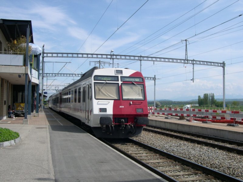 Quer durch die Schweiz 2008 - Auf unserer Reise von Twann via Biel-Delsberg-Glovelier-La Chaux-de-Fonds-Les Brennets-Les Ponds-de-Martel und Neuenburg sind wir nun in Ins angekommen. Der Regionalzug der TPF fhrt weiter weiter nach Murten und Freiburg, wir aber fahren mit Aare-Seelandmobil via Tuffelen weiter nach Biel. Ins, TPF NPZ Nr. 204 am 04.05.2008