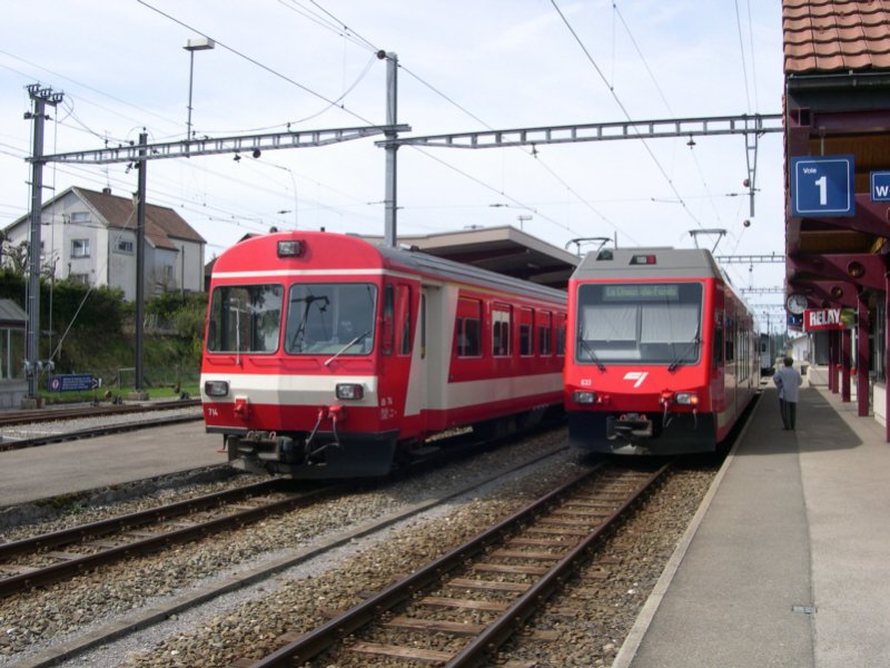 Quer durch die Schweiz 2008 - Wegen einem Felssturz im Februar 2008 mussten die Zge zwischen Glovelier und Saignelegier immernoch im Schienenersatz gefahren werden. Weil auch die Bundesstrae beschdigt wurde, fhrt die Route des SEV quer ber Wiesen und Felder auf schmalen Feldwegen. Benutzt wurden keine Kleinbusse, sondern richtig ausgewachsene der Firma Setra! Trotz Umwegen waren wir 5 min zu frh in Sagnelegier, so das noch Zeit blieb die beiden Fahrzeuge ABe 2/6 633 und ABt 714 (links) ins rechte Licht zu rcken. Saignelegier, 04.05.2008