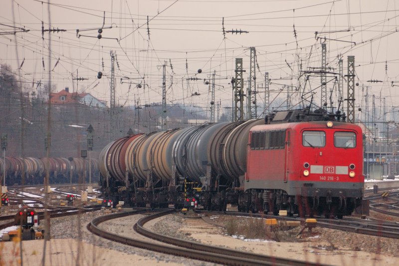 Quer ber das Gleisvorfeld von Treuchtlingen zieht diese 140 ihren Kesselwagenzug Richtung Ingolstadt... und der Nchste wartet im Hintergrund bereits. (12/08).