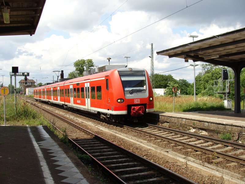  Quietschie  425 011-4 als Regionalbahn nach Schnebeck-Salzelmen bei der Einfahrt in den Bahnhof Magdeburg-Buckau. Fotografiert am 20.06.2009