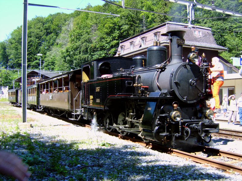 R 1067 im Juli 2007 mit einem Sonderzug im Bahnhof Brnig-Hasliberg.