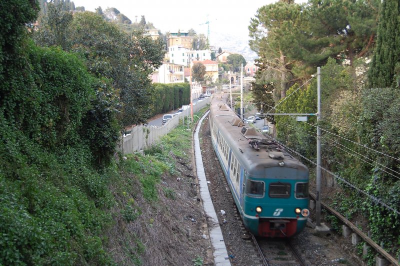 R 11384 Genova Brignole- Ventimiglia kurz nach der Ausfahrt aus Alassio. 8.4.2009