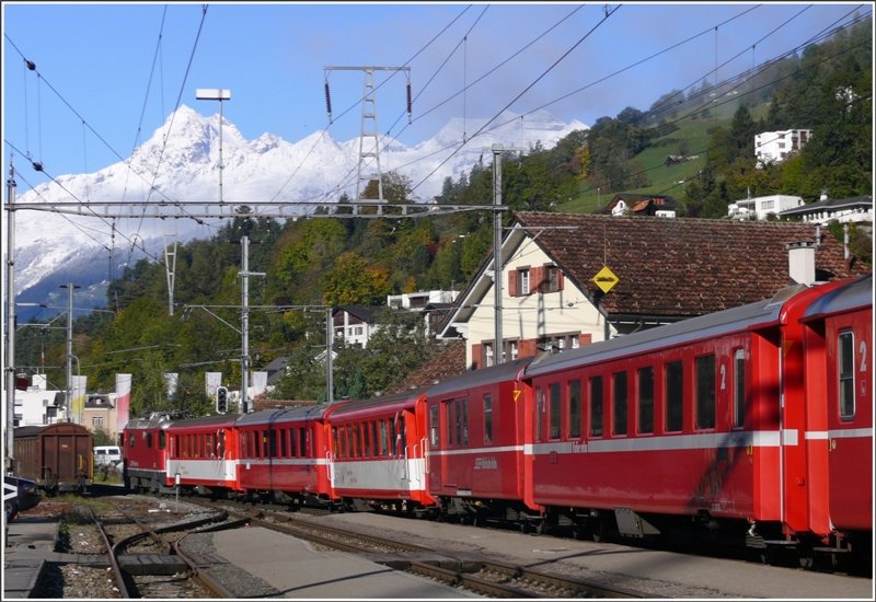 R 1216 auf der Fahrt nach Disentis/Must�r verl�sst soeben Ilanz. �ber Nacht hat der Winter in den Bergen Einzug gehalten und von ferne gr�sst der frisch verschneite Piz Cavistrau 3252m. (05.10.2008)