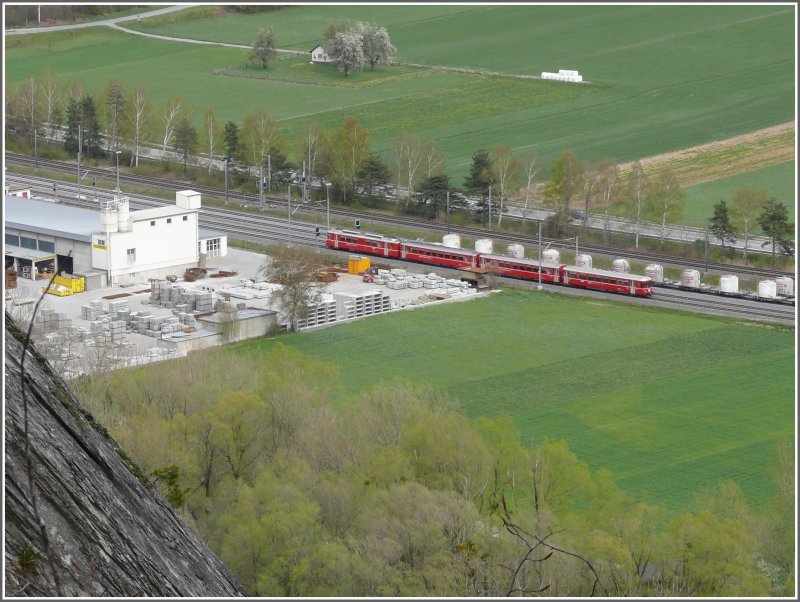 R 1550 nach Schiers kurz vor der ehemaligen Haltestelle Trimmis. Die Abbaumassnahmen der Zementwerke Holcim am Haselboden (links sichtbare Felswand) zwingt den Wanderer auf einem Umgehungsweg vom Rhein 200m in die Hhe. Belohnt wird der Aufstieg mit einer tollen Sicht ber das Tal. (18.04.2008)