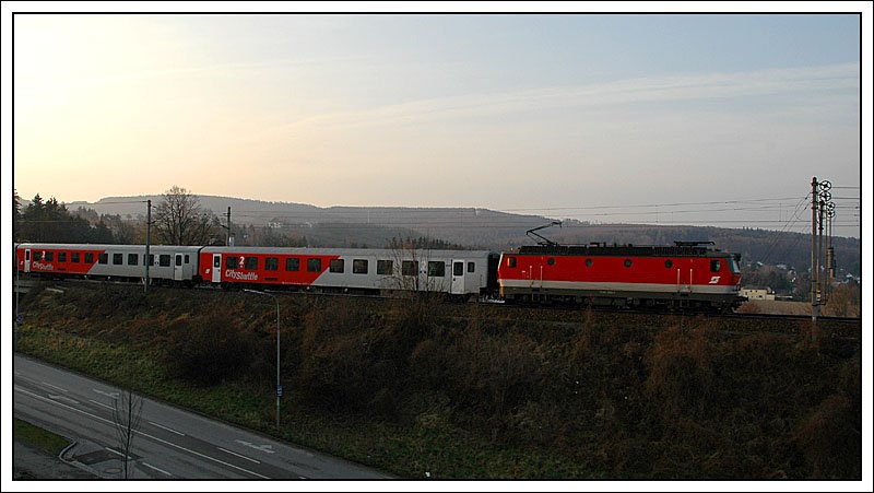 R 1612  „Voralpenland“ von Wien West nach St. Valentin war am 11.3.2007 mit 1144 256 bespannt. Die Aufnahme entstand bei Sonnenaufgang bei der Ausfahrt aus der Haltestelle Neulengbach-Stadt an der Westbahn.
