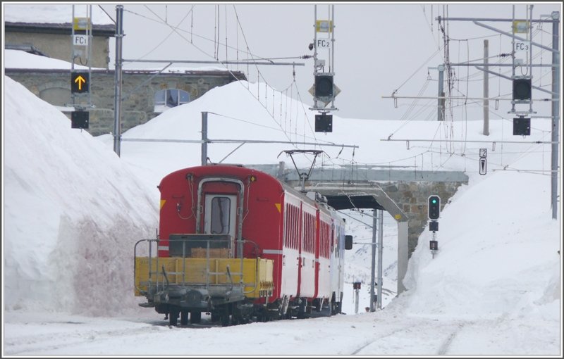 R 1629 mit ABe 4/4 III 51  Poschiavo  verlsst Ospizio Bernina Richtung Puschlav. (10.03.2009)