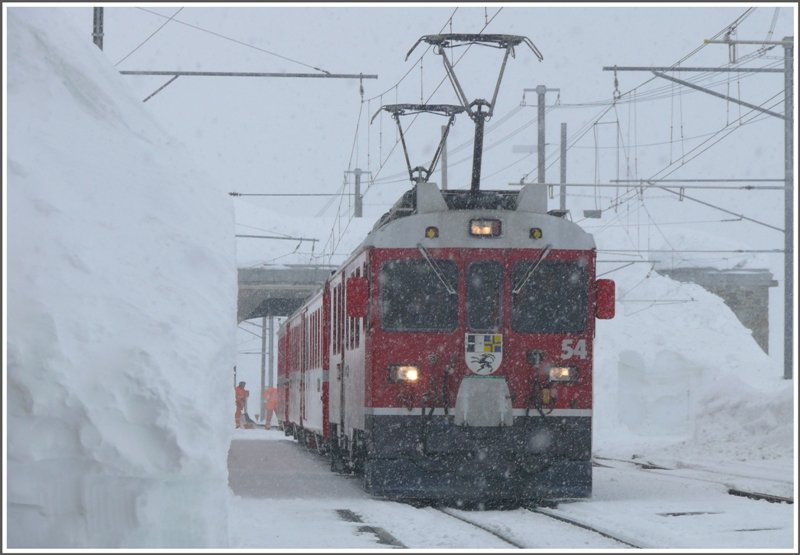R 1654 mit ABe 4/4 III 54 fhrt in Ospizio Bernina ein. (10.03.2009)