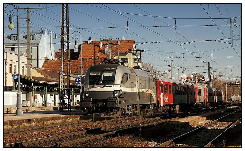 R 2026 von Wien Westbahnhof nach St.Plten Hbf war am 3.2.2008 mit 1016 034 bespannt. Die Aufnahme entstand beim Halt in Penzing.
