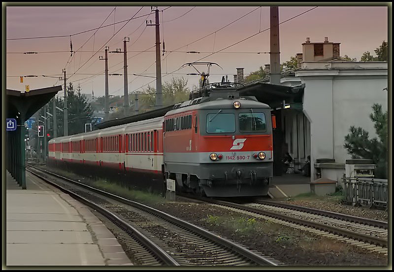 R 2126 von Wien Fraz Josefsbahnhof nach Sigmundsherberg, gezogen von 1142 590 am 20.10.2006 beim Halt in Heiligenstadt. Die roten Schlierenwagen sollten ab dem Jahr 2007 nicht mehr im Planverkehr zum Einsatz kommen. Ob dies wirklich der Fall ist, wird sich zeigen.