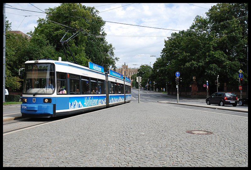 R 2.2 Wagen 2134 Der Linie 19 Der Mnchener Tram Fhrt In Die Haltestelle Maxmonument Ein.28.07.07
