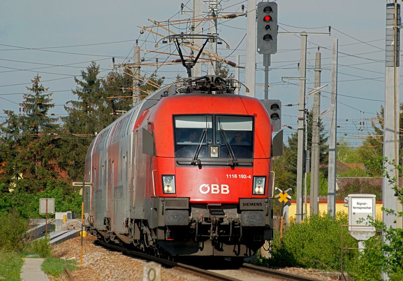R 2227 mit 1116 192 von Krems/Donau nach Wien Meidling hat soeben den Bahnhof in Absdorf-Hippersdorf verlassen. Die Aufnahme entstand am 18.04.2009.