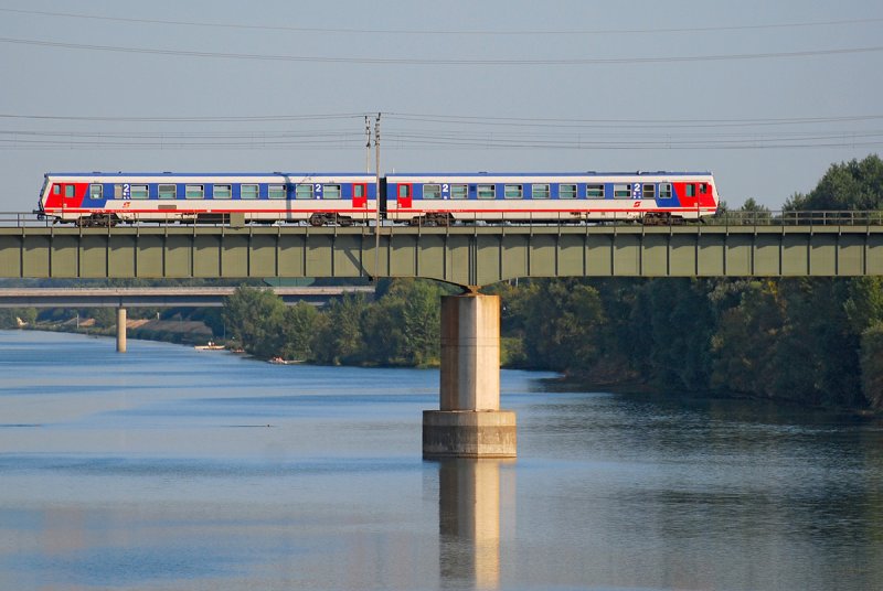 R 2585 von Marchegg nach Wien Sd-Ost am spten Nachmittag des 14.08.2008 auf der Brcke ber das Entlastungsgerinne in Wien.