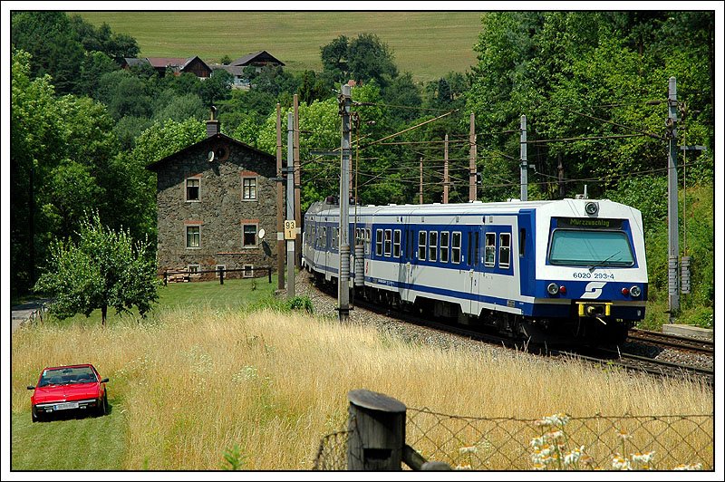 R 2967 von Payerbach-Reichenau nach Mrzzuschlag am 21.7.2007 nchst der Haltestelle Klamm-Schottwien im Bereich Kreuzberg aufgenommen.