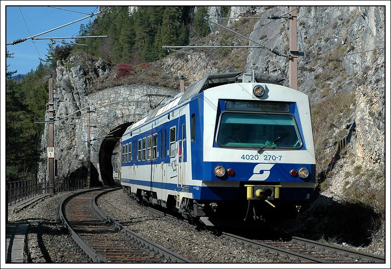 R 2968 von Mrzzuschlag nach Gloggnitz aufgenommen bei der Durchfahrt des Krausel-Tunnel kurz vor Breitenstein am 30.3.2008.
