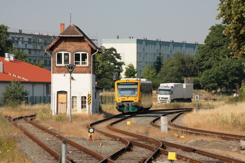 R 3 der ODEG kommt von Ludwigslust hier in Parchim am Stellwerk B vorbei gefahren. 03.07.2008