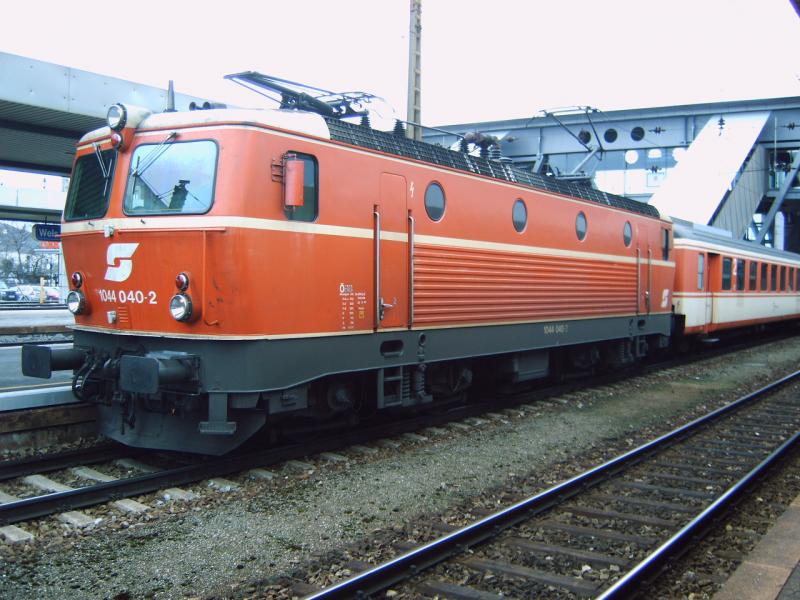R 3018 wird am 05.04.2006 von der blutorangen 1044 040-2 gezogen.
