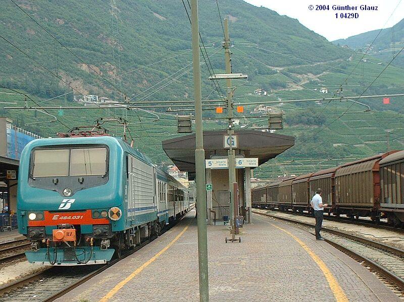 R 33960 Bologna - Brenner mit Lok 464 031 am 29.08.2004 in Bozen Hbf. Rechts kam gerade ein Gterzug vom Brenner an.
