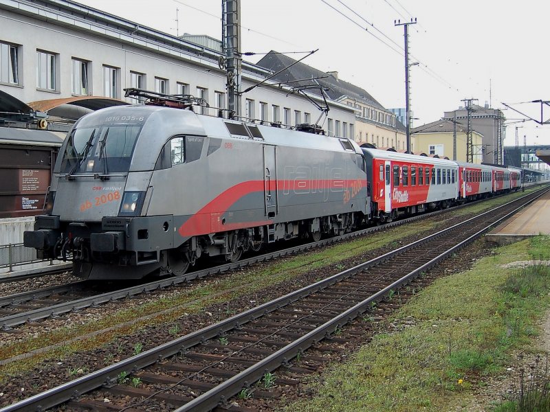R 3421 bespannt mit der 1016 035 ist am 12.04.2008
soeben in Wels abgefahren.