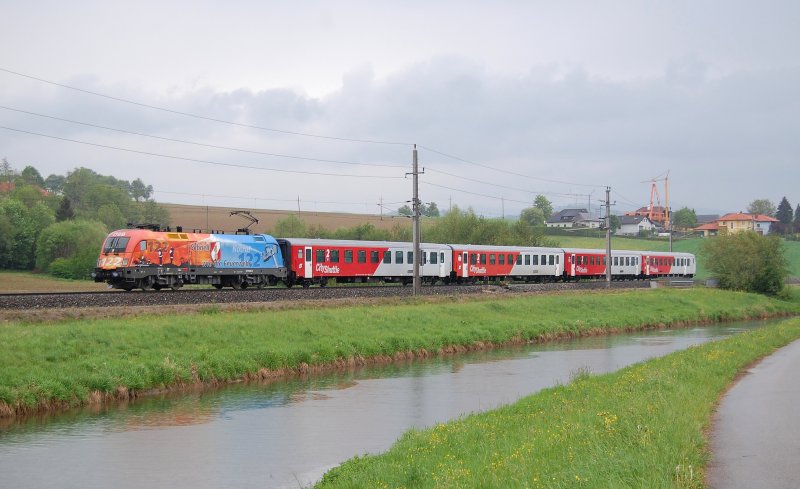 R 3958 gezogen von der
1116 250 hat am 04.05.2009
bei Wind und Regen
den Bahnhof Wartberg/Kr. verlassen.