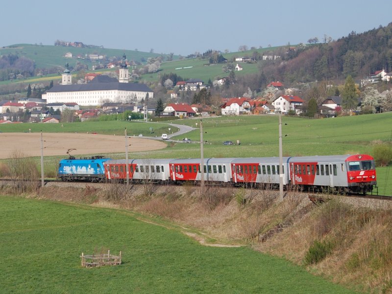 R 3967 am 11.04.2007 mit Steuerwagen 8073 110 voraus geschoben von der 1016 023 unterwegs zwischen Schlierbach und Kirchdorf/Kr.Im Hintergrund sieht man das Zisterszienserstift Schlierbach. Die Tage wo auf diesen Schienen Zge fahren sind gezhlt, eine neue Bahntrasse ist schon im Bau.