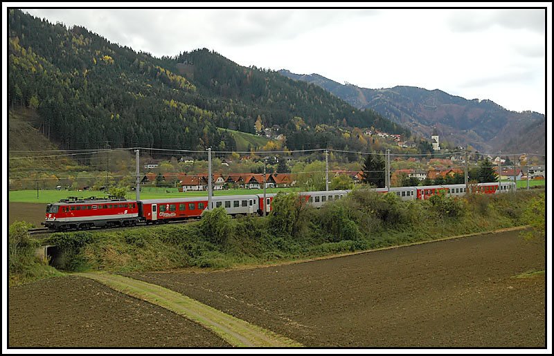 R 4023 von Bruck an der Mur nach Spielfeld-Stra am 1.11.2006 zwischen Pernegg und Mixnitz. Wegen der schlechten Witterung konnte ich nicht einmal die Loknummer dieser 1142 auf dem Originalfoto erkennen.