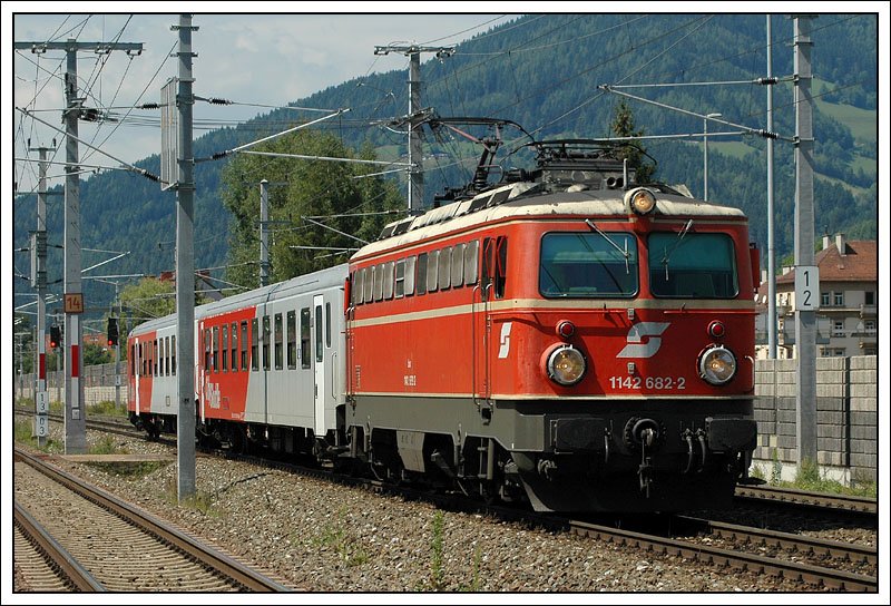 R 4230 von Zeltweg nach Bruck a.d. Mur kurz vor Erreichen des Zielbahnhofes am 15.8.2007. Das Foto wollte ich eigentlich gar nicht verffentlichen, aber meines Wissens ist die 1142 682 die letzte Maschine mit 3 Zierstreifen.
