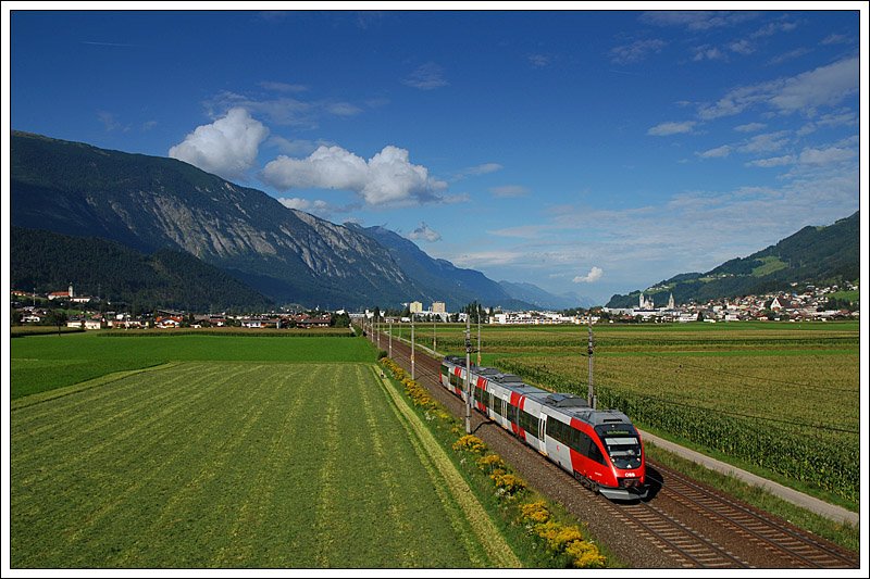R 5123 von Rosenheim nach Telfs-Pfaffenhofen im Inntal am 25.8.2008 aufgenommen. Im Hintergrund sind die beiden Orte Vomp und Schwaz zu sehen.