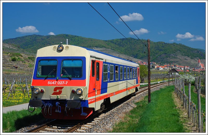 R 6120 von Krems an der Donau nach Spitz an der Donau, am 19.4.2009 kurz vor der Haltestelle Wsendorf-Joching mit der Ortschaft Weienkirchen in der Wachau im Hintergrund.