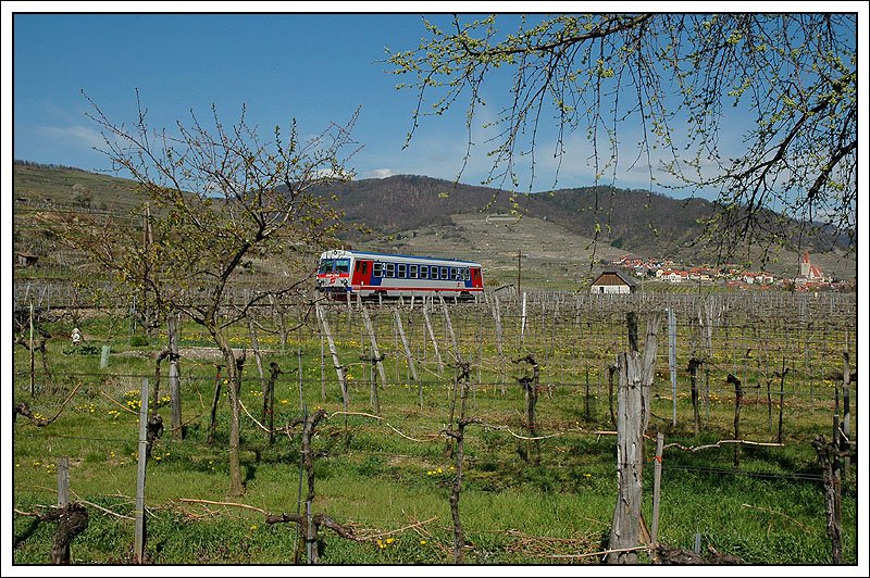 R 6129 von Spitz a.d. Donau nach Krems, aufgenommen am 8.4.2007 kurz vor Weienkirchen in der Wachau.
