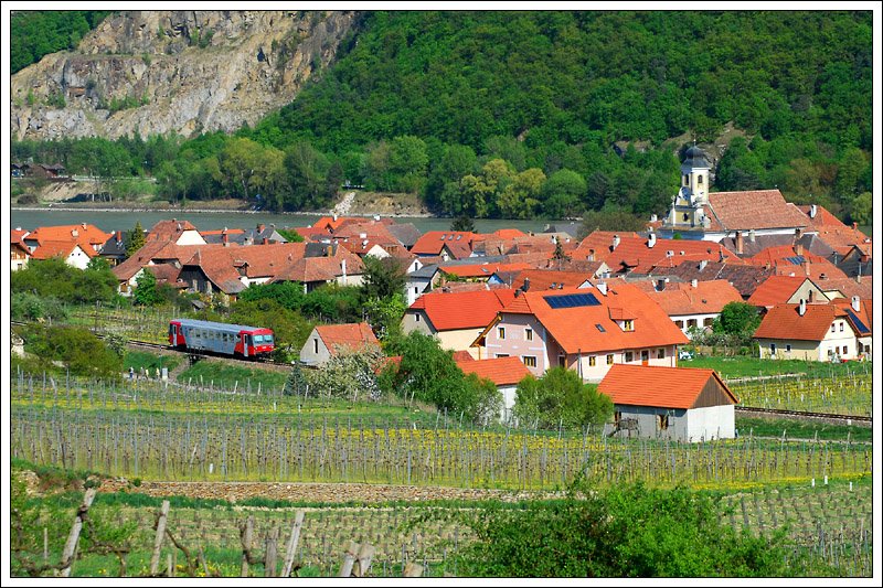 R 6135 von Spitz nach Krems a.d. Donau am 16.4.2009 mit Blick auf Unterloiben in der Wachau.