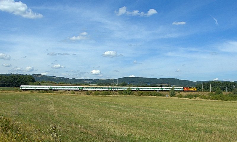 R 617 Krunohor unter das Gebirge, das diesem Zug seinen Namen gegeben hat. (22.8.08)