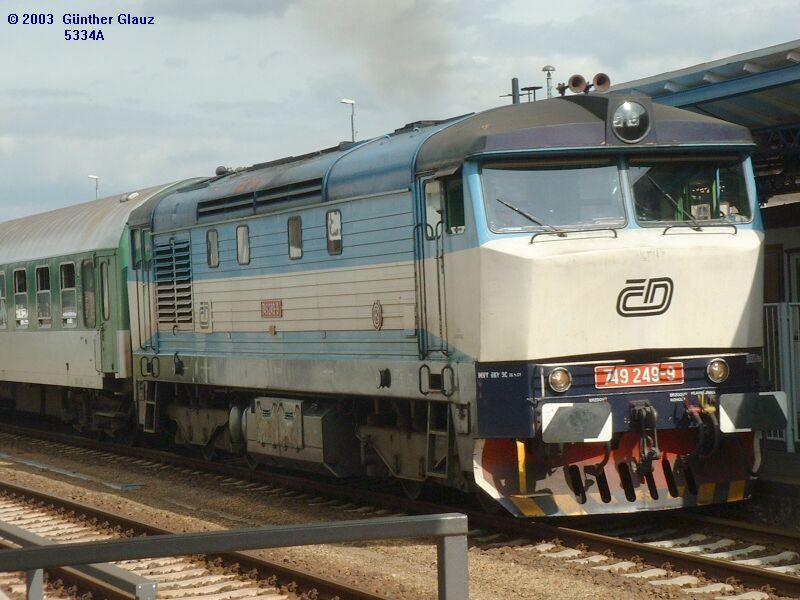 R 646 Liberec - Chomutov mit Diesel-Lok 749 249-9 und Y-Wagen fhrt am 12.07.2003 in Zittau Gleis 1a (tschechischer Bahnsteig) in Richtung Varnsdorf ab.