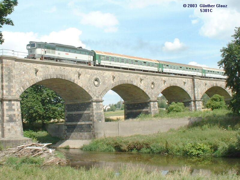R 646 Liberec - Chomutov mit Diesel-Lok BR 754 und 3 Y-Wagen fhrt am 11.07.2003 ber das Neise-Viadukt bei Zittau. Die Lok befindet sich gerade ber der Neise, passiert also die Grenze Polen - Deutschland in Richtung Zittau.