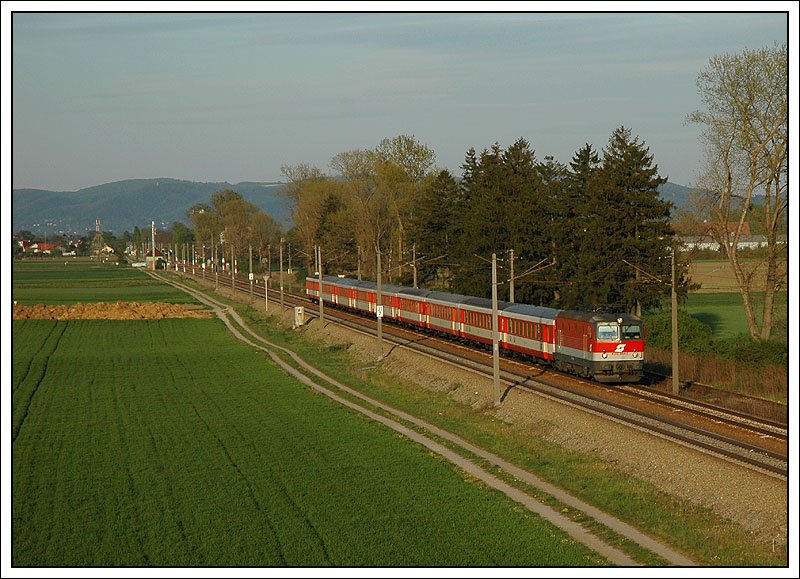 R 7134 von Wien Franz Josefs Bahnhof nach Krems a.d. Donau, bespannt mit 1044 064, im letzten Licht es 16.4.2007 kurz vor der Einfahrt in Tulln/Donau