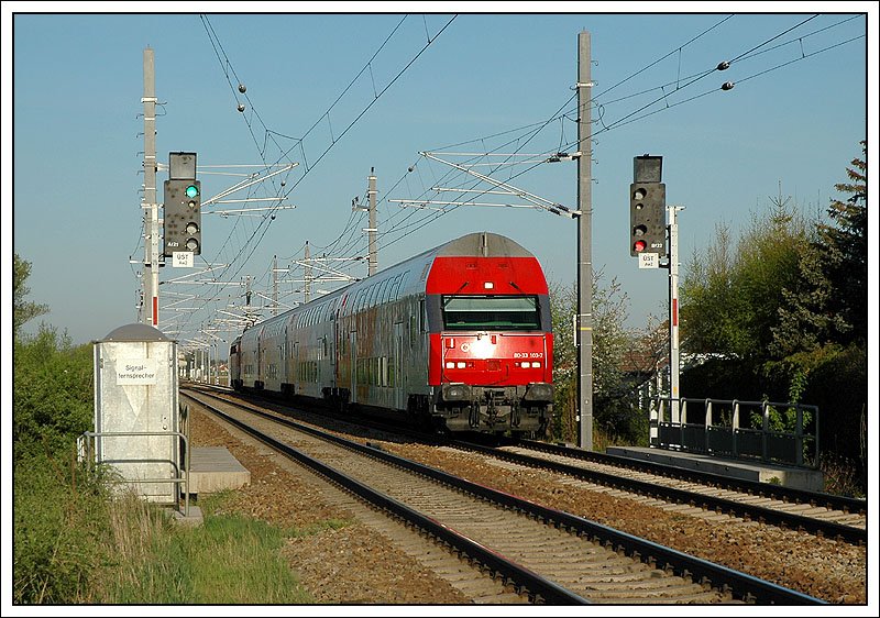 R 7153 aus Krems Richtung Wien Franz Josefs Bahnhof, aufgenommen am 16.4.2007 in Muckendorf.
