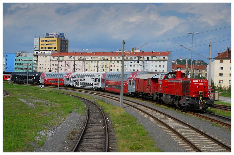 R 8419 von Graz nach K�flach, wegen Ausfall einer zweiten 1500er mit 1700.1 bespannt, am 4.6.2009 zwischen Graz Hbf und Graz K�flacher Bahnhof.