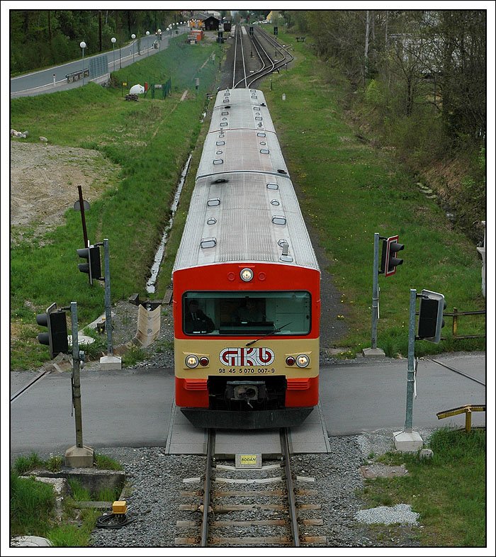 R 8419 mit dem Triewagen VT 70.07 an der Spitze von Graz auf dem Weg nach Kflach am 18.4.2007 bei der Ausfahrt aus dem Bahnhof Premsttten-Tobelbad.