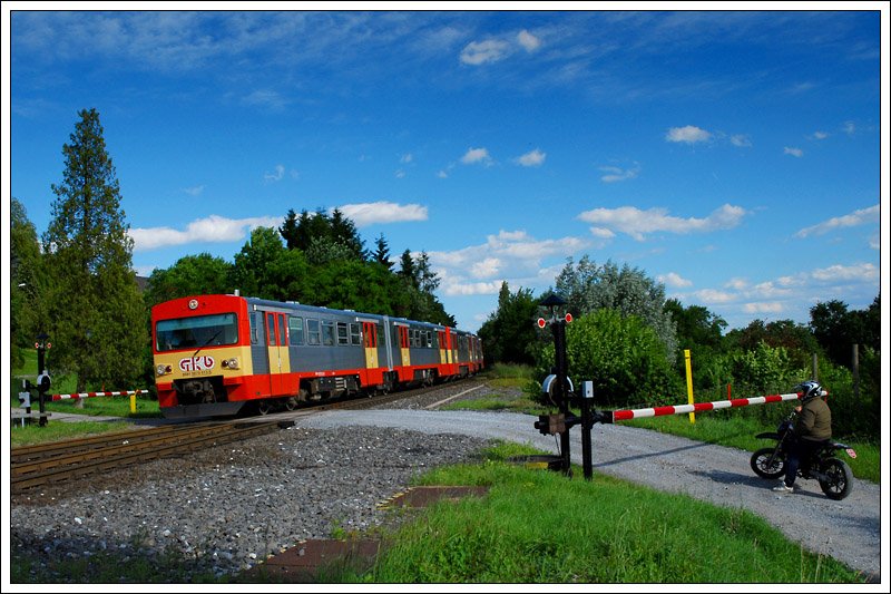 R 8445 von Graz nach K�flach, mit VT 70.13 an der Spitze, am 3.6.2009 bei der Einfahrt in Lieboch. An diesem Bahn�bergang befindet sich die letzte halbmechanische Schrankenanlage auf der GKB. Erfreulicherweise wurde sie in den letzten Tagen frisch gestrichen.