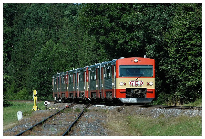 R 8562 von Wies-Eibiswald nach Graz besteht im Normalfall nur aus einer Triebwagengarnitur der Reihe VT 70. Da es kurz vor den Sommerferien zu vielen Schulausflgen kam, wurde er am 6.7.2007 durch zwei weitere Garnituren verstrkt. Die Aufnahme entstand in Gasselsdorf, wo auch die restlich verbliebene Strecke der Sulmtalbahn abzweigt, die heute nur mehr bis Gleinsttten erhalten geblieben ist.