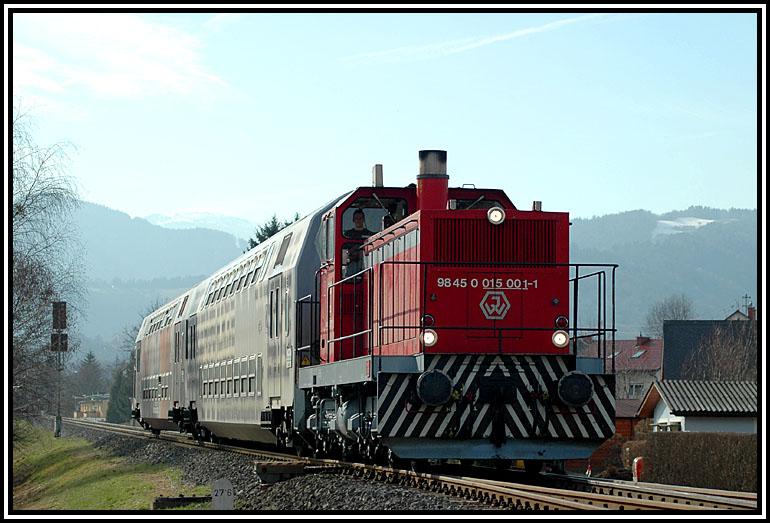 R 8566 gezogen von 1500.1 am 27.3.2006 bei der Einfahrt in den Bahnhof Frauental-Bad Gams.