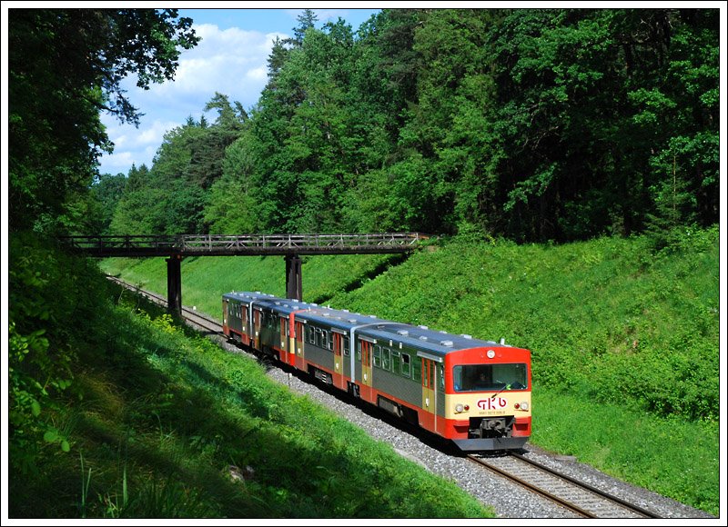 R 8569 von Graz nach Wies-Eibiswald, mit VT 70.09 an der Spitze, beim Einschnitt im Kaiserwald am 3.6.2009