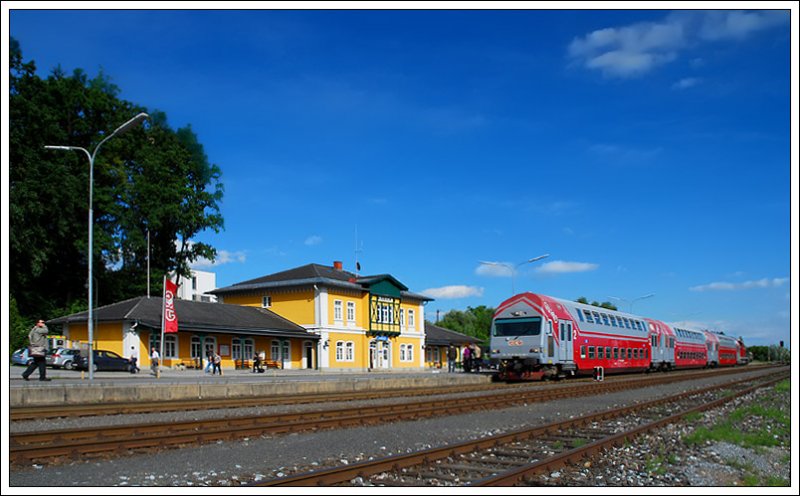 R 8571 von Graz nach Wies-Eibiswald, am 3.6.2009 beim Halt in Lieboch.